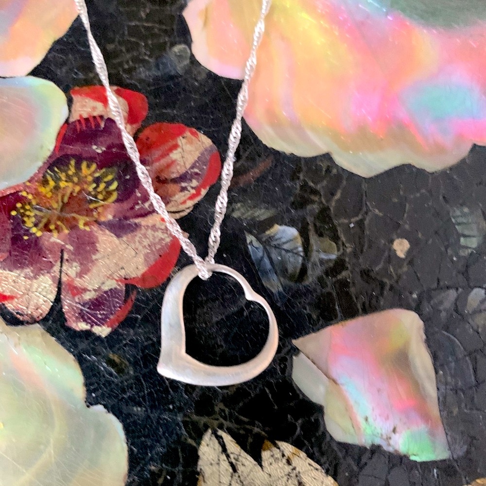 Gorgeous Vintage 1970’s Mint Condition Sterling Silver Floating Heart Pendant ❤️